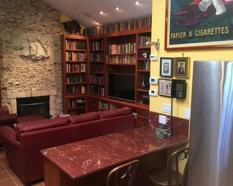 Pebble Beach Mediterranean Cottage Retreat - Pebble Beach - Lounge