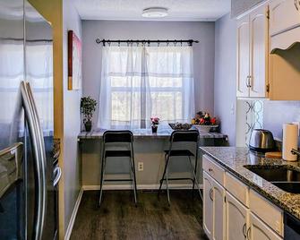 Comfortable And Spacious 3bdr Duplex In Great Location! Unit # 1 - Overland Park - Kitchen