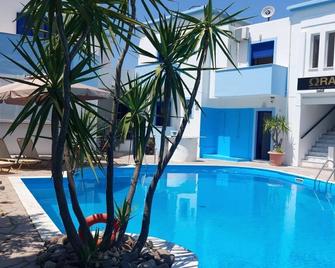 Omega Rooms Anaxos family run apartments with pool just 400m to the beach - Skoutaros - Pool