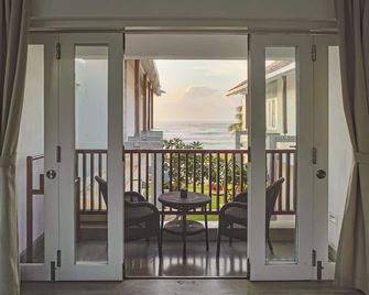 Sri Sharavi Beach Villas & Spa - with 43 metre saltwater infinity pool - Mirissa - Balcony