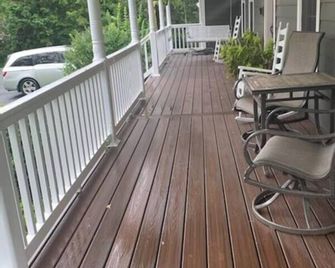 Large Home with Private Pool, Gym, Sauna, 7 Bedrooms, Sleeps 21 - Severn - Balcony