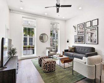 Roami at Bourbon Place - New Orleans