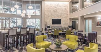 La Quinta Inn & Suites by Wyndham Denver Tech Center - Greenwood Village - Sala d'estar