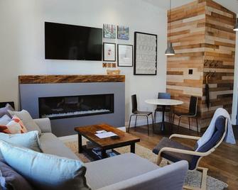 Debonaire Suite: Luxurious - Cozy - Downtown - Stratford - Sala de estar