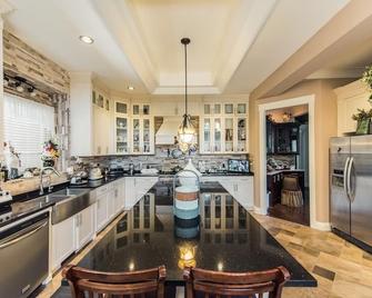 Grace Guest House - White Rock - Kitchen