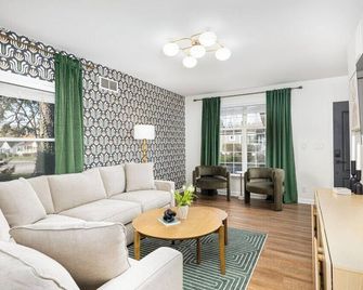 New .6mi To Dt - Bunk Bed Slide - Hot Tub+ Fire Pit - Plymouth - Living room