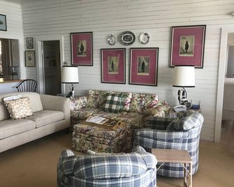 Charming Walloon Lake Cottage on the Water - Walloon Lake - Living room