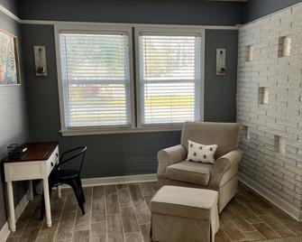 Cozy Southside Savannah 3 Bed room 2 Bath home - 15 Minutes to downtown Savannah - Savannah