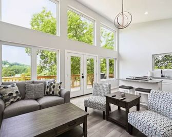 Golf Stay Mount Airy - Mount Airy - Living room