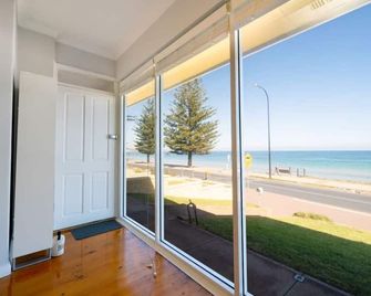 Brighton Beachfront Sanctuary - Brighton - Balcony