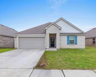 4 Bedroom home with Hot Tub in Lake Charles La - Lake Charles - Building