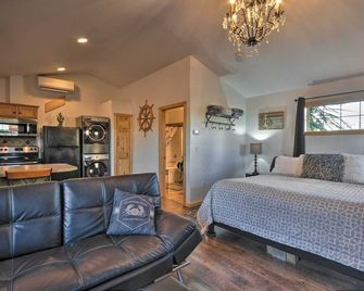 Coastal Retreat in Long Beach Walk to Attractions - Long Beach - Living room