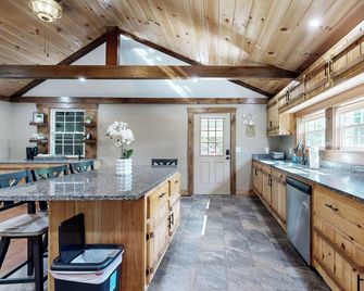 4 Mi to Dtwn Morganton! Family Retreat w/ Patio - Morganton - Cucina