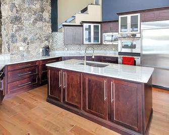 Iconic Glass Mansion - Huge Views - Best Location - Osage Beach - Kitchen