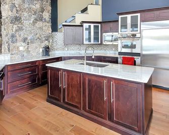 Iconic Glass Mansion - Huge Views - Best Location - Osage Beach - Cocina