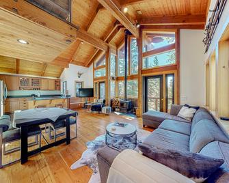 Epic Mountain Escape - Tahoe Vista - Living room