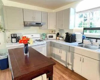 Santa Barbara Serenity Large 1-bedroom Guest Apt. - Santa Barbara - Kitchen