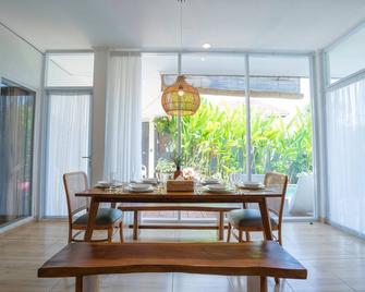 Leon Lovely 3BR Villa with Private Pool at the central of Canggu - Denpasar - Dining room
