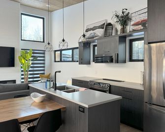 Modern Riding Mountain Retreat - Wasagaming - Kitchen