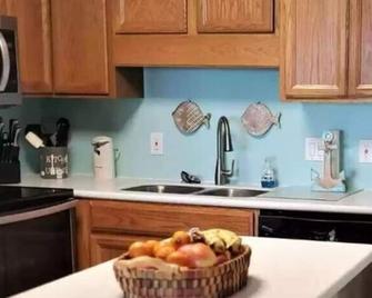 2 bedroom garden city ocean front - Murrells Inlet - Kitchen