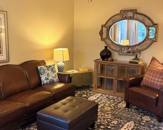 The Nook. Bright & Private. Walkable to downtown with fenced in yard & hot tub - Saugatuck - Huiskamer