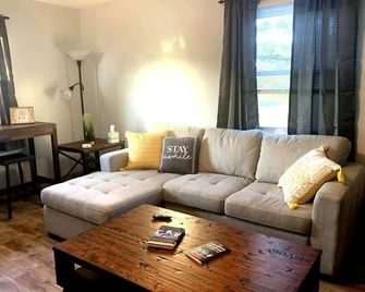 Mansfield home with acreage and outdoor games - Mansfield - Living room