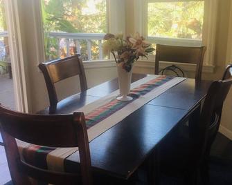 Cozy 2-bedroom house in charming San Rafael with AC, WiFi - San Rafael - Dining room