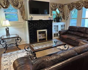 Historic 3-bedroom house with AC in charming Brookhaven - Brookhaven - Wohnzimmer