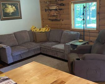 Come relax at the cabin on Indian lake. The outdoors awaits you and your pets. - Manistique - Living room