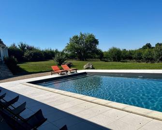 Private domain max 12 people in 3 separate houses - Sunday to Sunday! - La Sauvetat-sur-Lède - Piscina