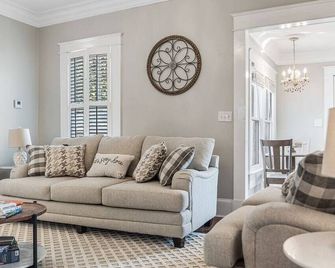 Old Dauphin Way Historic Home - Unit 5 - Mobile - Living room