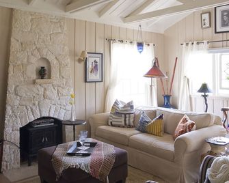 'Classic Blue Cottage on the Hill' - Monterey - Living room