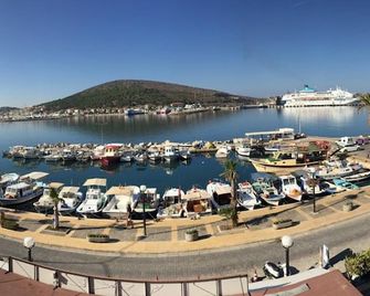 Ufuk Otel - Τσεσμέ - Πισίνα