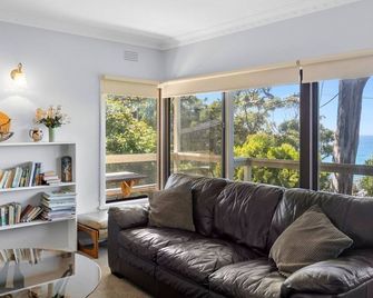 Retro Retreat - Lorne - Living room