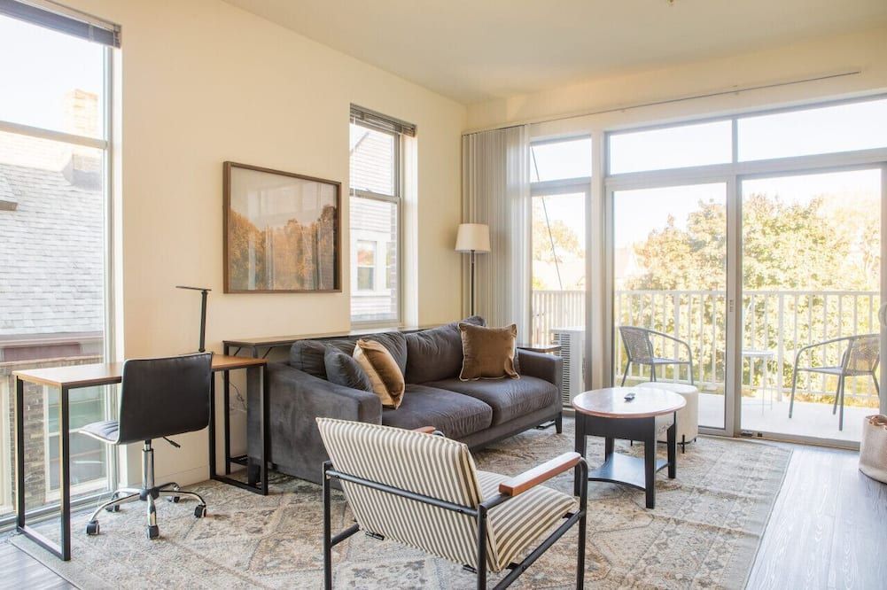 Brady St Oasis - Walkable & Quiet Neighborhood + Private Balcony - Sleeps 5 - มิลวอกี
