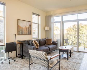 Brady St Oasis - Walkable & Quiet Neighborhood + Private Balcony - Sleeps 5 - Milwaukee
