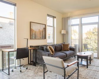 Brady St Oasis - Walkable & Quiet Neighborhood + Private Balcony - Sleeps 5 - มิลวอกี