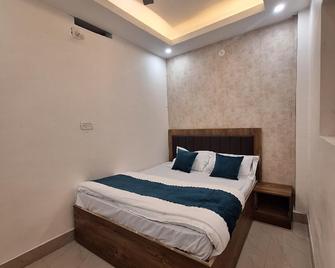 Hotel Yogita Inn - Bodh Gaya - Bedroom