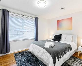 Stylish, Cute & Homey Livonia Getaway - Livonia - Bedroom