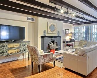 Heated Pool Access | 5Clean | Flex Cancelation - Savannah - Living room