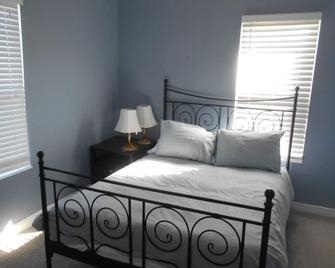 Cozy house on quiet street, 1 block from downtown Catonsville. - Catonsville - Bedroom