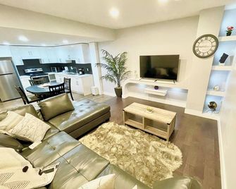 Home away from home-walking distance from Albany market square - Edmonton - Living room