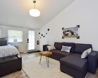 Lucky Lucy - Saugatuck - Living room