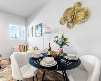 Chic 1BD Oasis in West Hollywood!Free Parking - Los Ángeles - Comedor