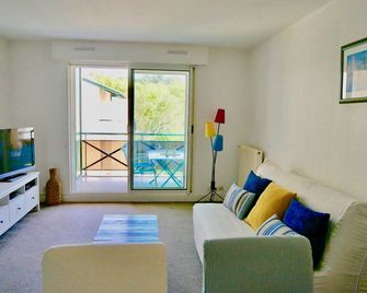 T2 52m2, 10 mn walk from the beach, quiet location, large terrace - Biarritz - Living room