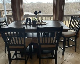 Luxury Umatilla Riverfront Estate 4br Retreat • Fishing • Game Lounge - Hermiston - Essbereich