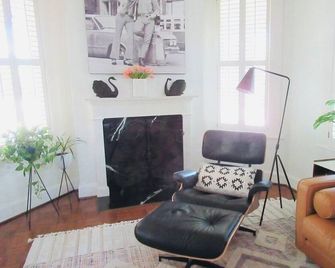 Delightful Victorian Home Located Downtown Just Blocks From The River Walk! - San Angelo - Obývací pokoj
