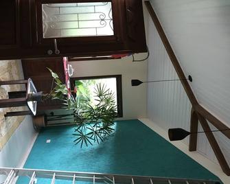 Coconut Nook - São Sebastião - Escaleras