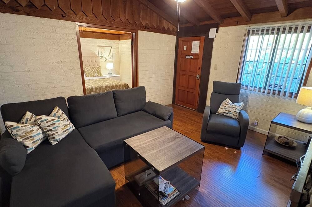 Villa F - a stand alone 1bed/1bath with kitchen steps from downtown Palm Springs - Palm Springs - Stue