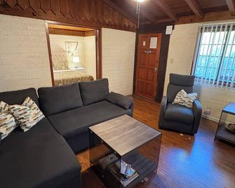 Villa F - a stand alone 1bed/1bath with kitchen steps from downtown Palm Springs - Palm Springs - Wohnzimmer